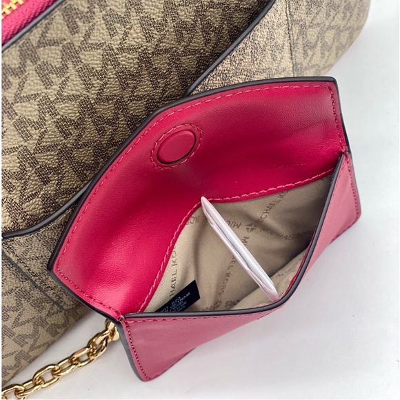 MICHAEL KORS JET SET TRAVEL LG 2 in 1
WRISTLET AND CARD CASE